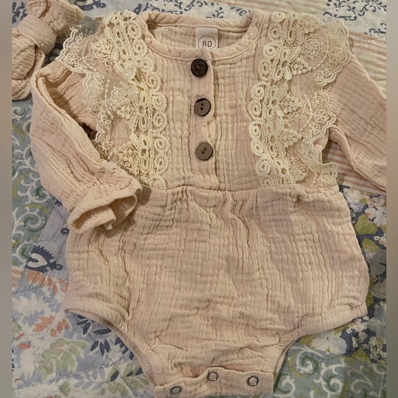 Brand new Baby girl boutique onesie/bodysuit/bubble with matching bow headband - Picture 5 of 9